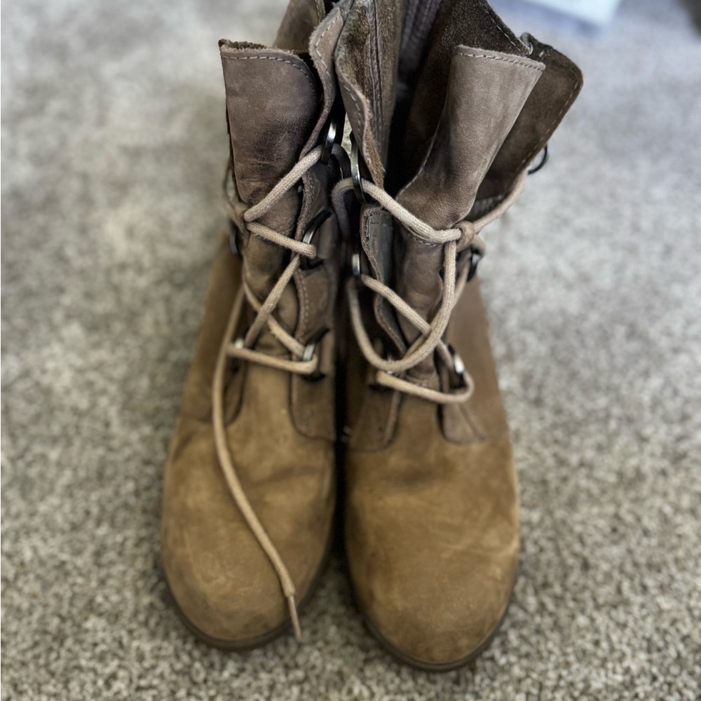 Sorel Tan Lace-Up Boots